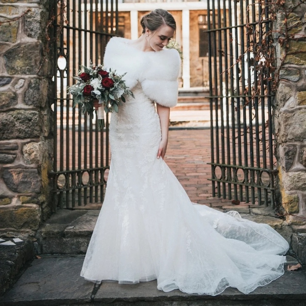 Sissily Designs IVORY WHITE FUR WRAP